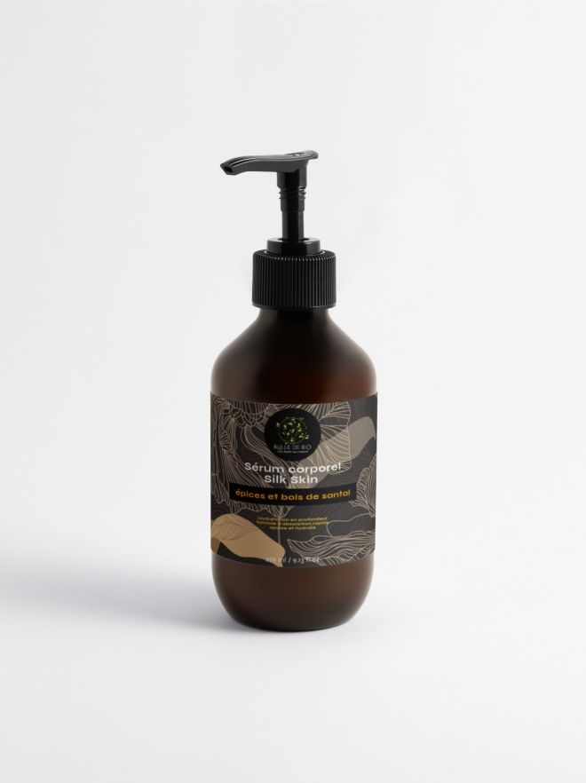 Sérum corps hydratant Silk Skin à l'huile de jojoba et de rose musquée pour une peau douce et lisse.